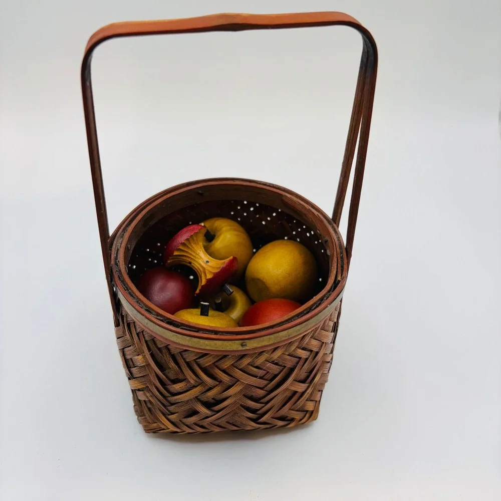 Vintage Miniature Woven Bamboo Basket with 13 Hand Painted Wooden Apples Decor‎